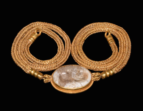 Ancient Greek gold necklace with an agate intaglio pendant, dated to the 4th to 1st century BCE. Sou