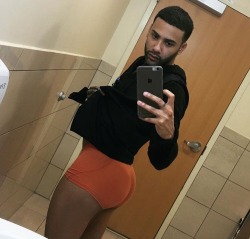 bootycakefactory:  Damn…. a snack😛