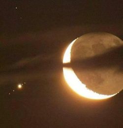 mysticaldarknight:Moon, Jupiter and its 4 Moons.