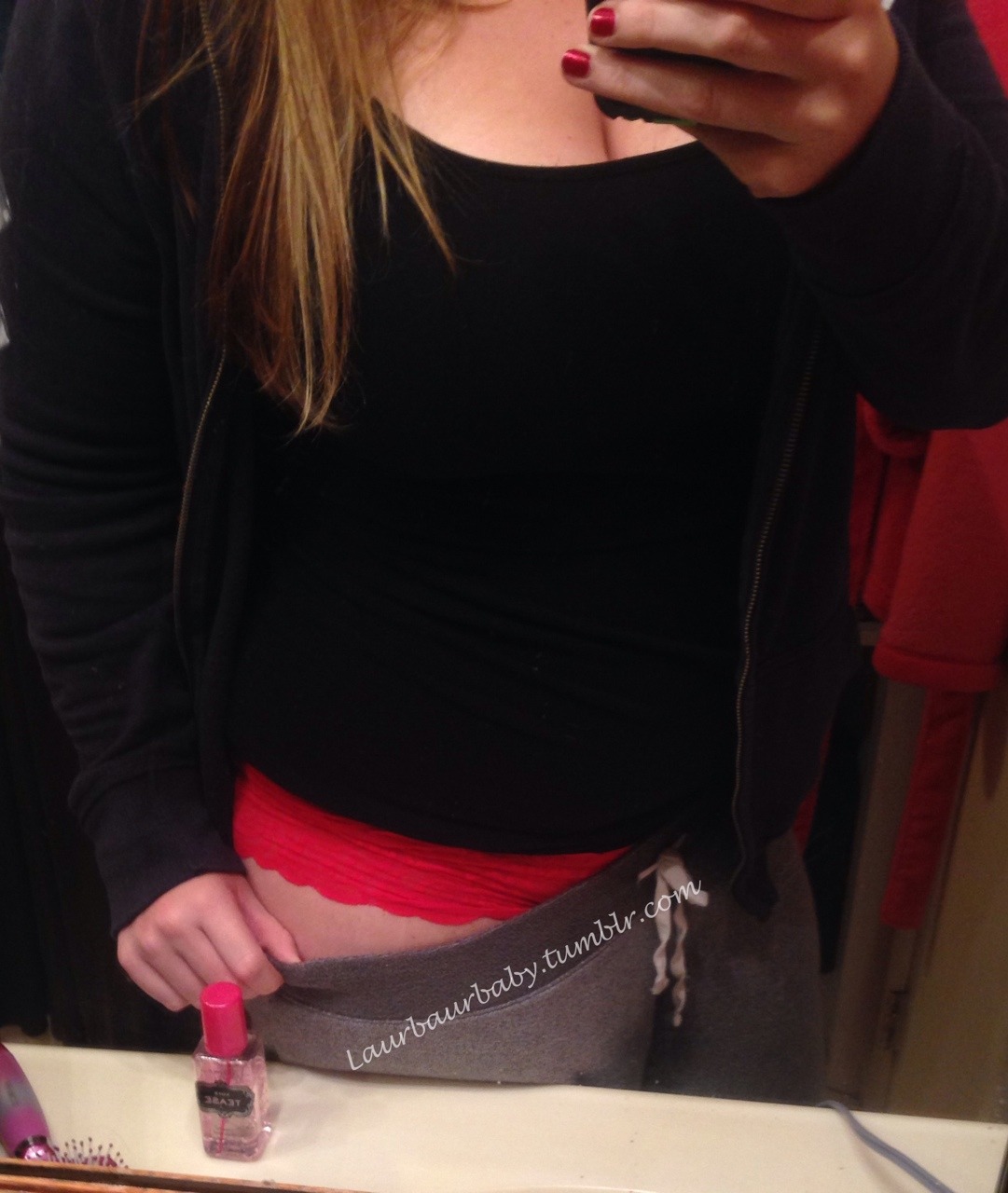 laurbaurbaby:  Red nails &amp; red panties 😏😉