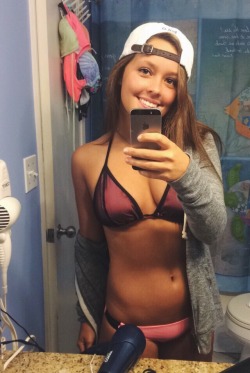 tumblhearts:  novakhane:  yea i like wearing backwards hats  kayla