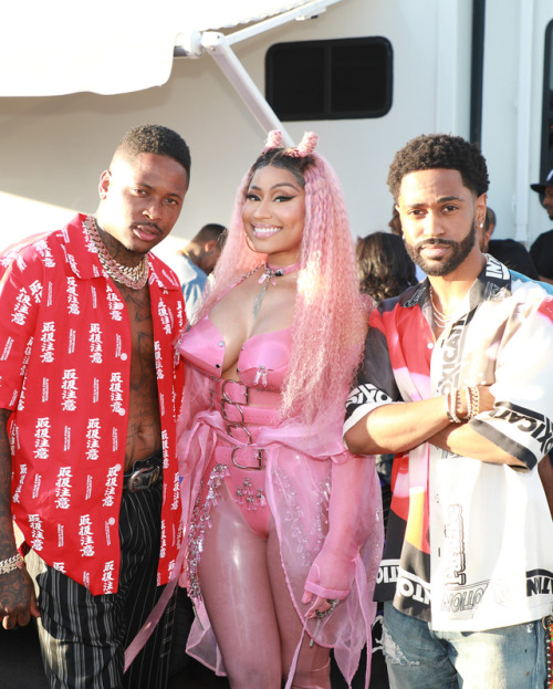 @nickiminaj: UH OOOHHHHHHHH!!!!! @2chainz @yg @bigsean#BigBankVideoShoot