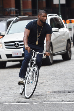 celebritiesofcolor:  Usher riding a bike on NYC