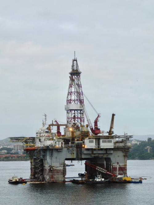 Plataforma de perfuração de petróleo, Rio de Janeiro, 2019.Being readied for use in the off-shore oi