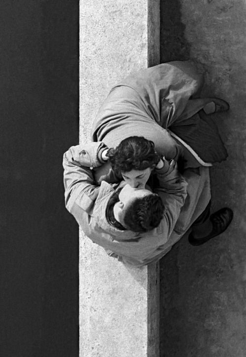 wehadfacesthen - Les amoureux du Quai du Louvre, Paris, 1955,...