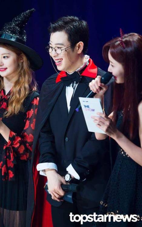 [FOTOS] 08.08.17 - P.O, Junghwa e Yeonwoo MCs do SBS MTV The Show. Episódio dessa semana.