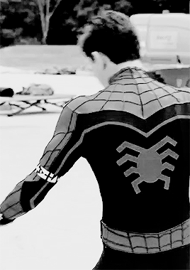 erikzkillmonger:Tom Holland behind the scenes of Captain America: Civil War (✿◠‿◠)