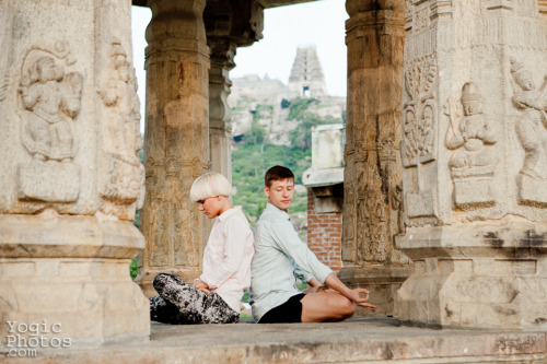 Kate &amp; Sergey Melkote, Karnataka, India Christine Hewitt © yogicphotos.com