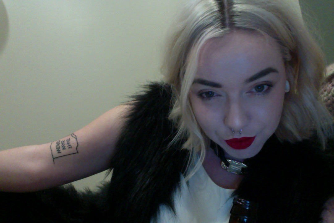 amyleemcg:  drinking alone while i wait for my sister who cant grasp the concept