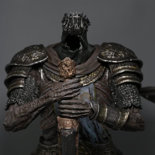 lordranandbeyond:  Bandai Namco released some new images of the Lord of Cinder figurine included with the frighteningly expensive Dark Souls III Prestige Edition (though exact price and availability in most regions is yet to be announced), including how