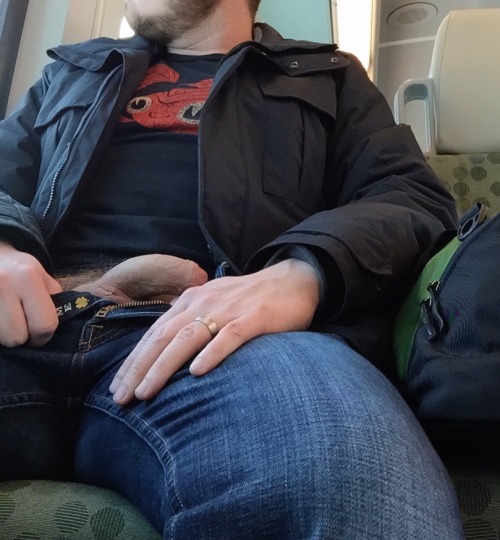 scruffyburner: Showing off on the train.
