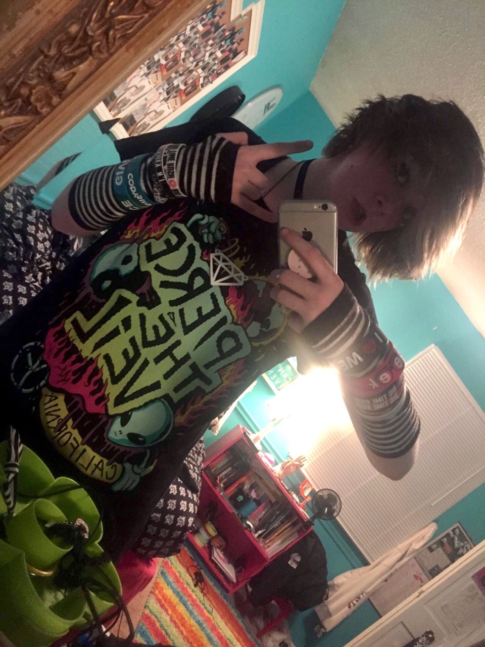 xxslitmywristzxx:  my friend @fairy-bite and i bein sc33n3 k1dz xD