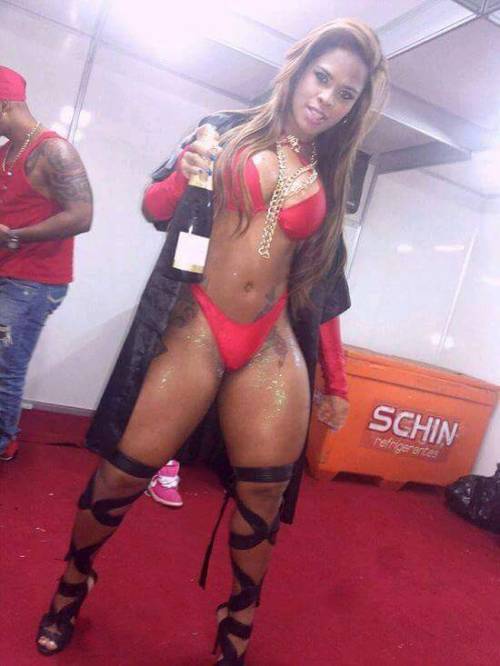 bigbootychaser:  Thick ass thighs