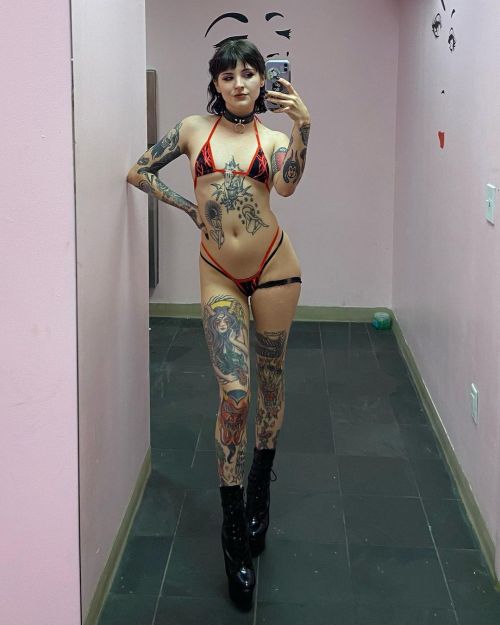 stripper-locker-room:  https://www.instagram.com/spooksh0wxbaby/