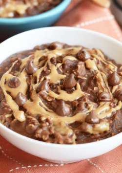 ccgettinfit:  Peanut Butter brownie Batter Oatmeal (286 calories!) Ingredients -1 cup rolled oats, gluten free  -2 cups vanilla almond milk, unsweetened (If you use sweetened, omit stevia/sugar/banana) -2 tablespoons cocoa powder  -1 tablespoons peanut