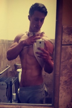 texasfratboy:  damn, love it when boys lift up their shirts like this at the gym! hot!  