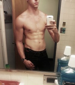 bathroomjerkoff:  Great bulge  Fuckin hot