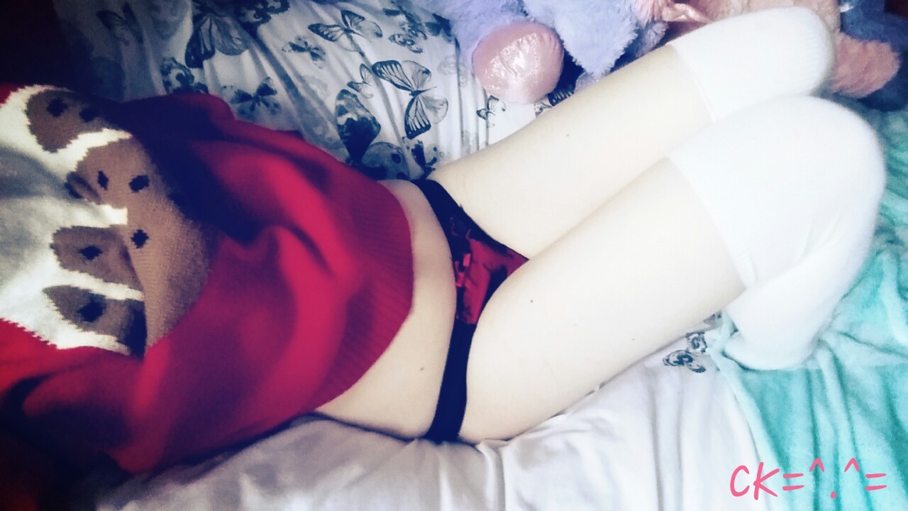 concupiscentkitten:  Been an angel all year, Santa baby, so hurry down the chimney