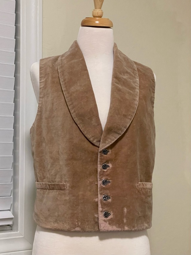 I made Aziraphale’s waistcoat about two months ago and boy it was a journey
Rant about the process under cut!
First thing to 