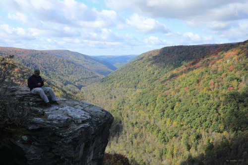 This brave dude (not me) got a front-row seat to the breathtaking view from Lindy Point into Blackwa