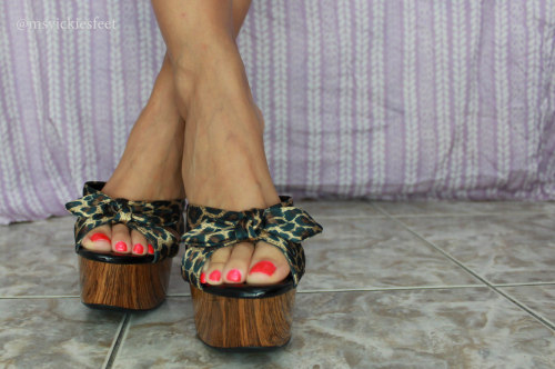 msvickiesfeet:  Leopard print stilettos & my tanned feet in bright polish! Hello lovelies! I am 