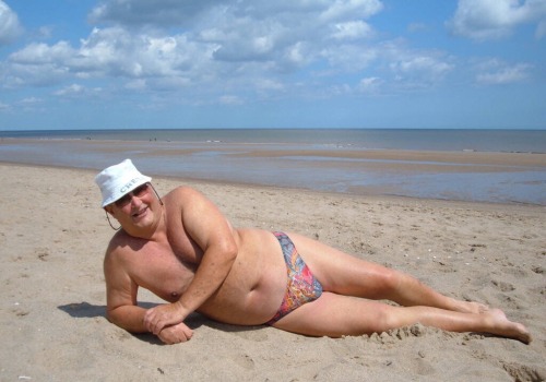 skinnyfatboy: sunga31: Beach ☀️ daddy Love this sexy Grandpa!!