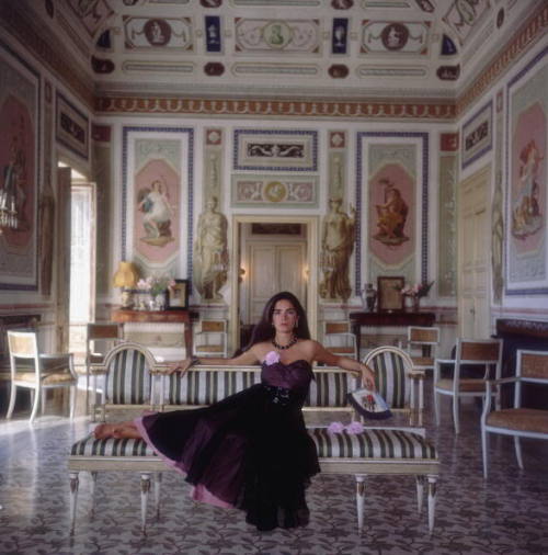 1984, Donna Anna Monroy di Giampilieri in the early-Empire drawing room of the Villa Spedalotto, nea