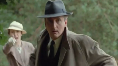 well-im-jiggered: Arthur and Miss Lemon breaking the fourth wall. He’s gonna give y'all a BIG 