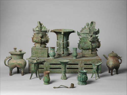 Ritual Wine Container (Yu) with Lid and PedestalPeriod: Western Zhou dynasty (1046–771 B.C.)Da