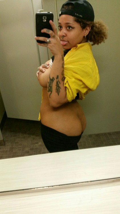 yourqueenishereandbetterthanyou: In class and I’m craving my daddys dick so much. I can’