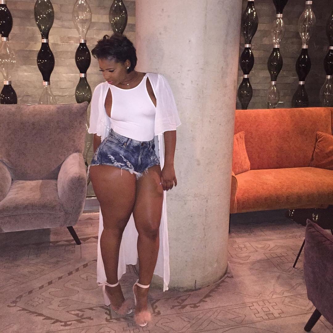 bigbuttsthickhipsnthighs:  Gud gawd  DAMNN!