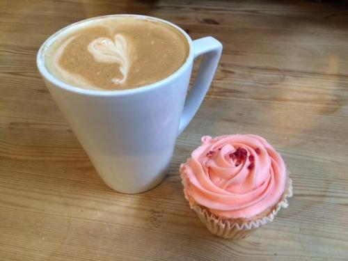 Coffee always tastes better on fridays. #flatwhite #coffee #cupcake #fridays #fridayfeeling