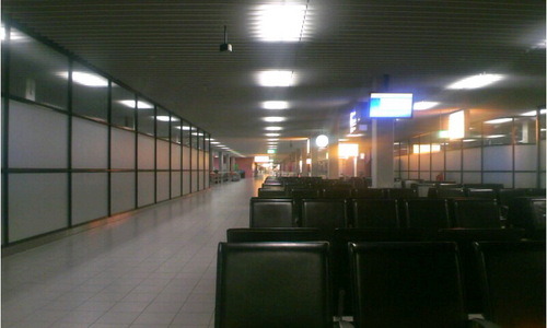  3 hours early for my flight back to Tokyo from Amsterdam. No one is in the airport. Chairs too unco