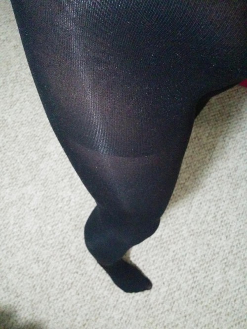 dani–opaque:Getting ready for some tights excitement !!!