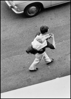  Elliott Erwitt FRANCE. Honfleur. 1968. Father &amp; Child 