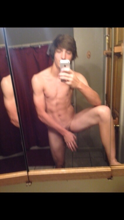 sextinguys:  rockymountainboys2:gayhockeyboy:Super hot guy #120  Cute!  I love his cute furry booty too! :p 