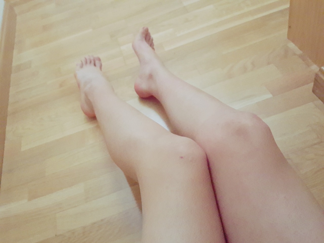 lauratrap:  Some of you have requested me to post a little bit more of feet pics…