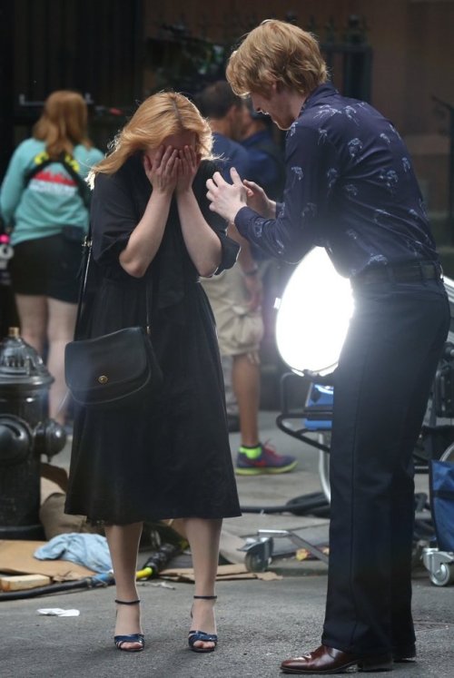 Domhnall and Elisabeth Moss bts of ‘The Kitchen’ in Manhattan (06/06/2018) (x) (weibo)