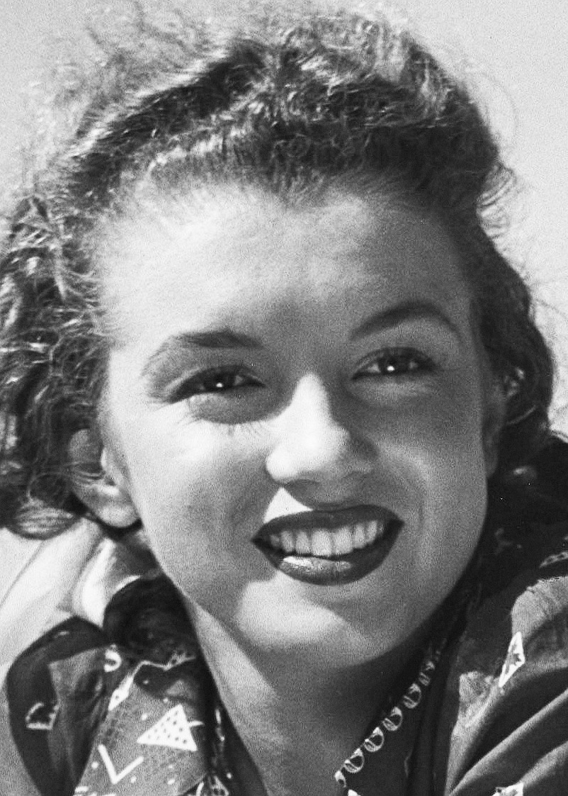 ourmarilynmonroe:  Marilyn Monroe photographed by Andre de Dienes, 1945. 