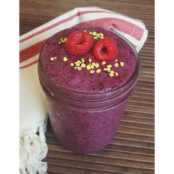 ariellelikestocook:Simple Banana, Blueberry, and Maca Smoothie topped with Bee Pollen