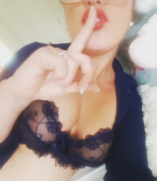 littlekittenlottie:  Shhhh….Kitten’s taking a little ‘Play’ break. Afternoons are always the best time. I think I’ll leave the glasses on 😘