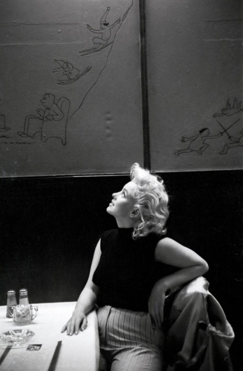 Marilyn Monroe at Costello’s in New York, 1955, admiring wall drawings by New Yorker cartoonist Jame