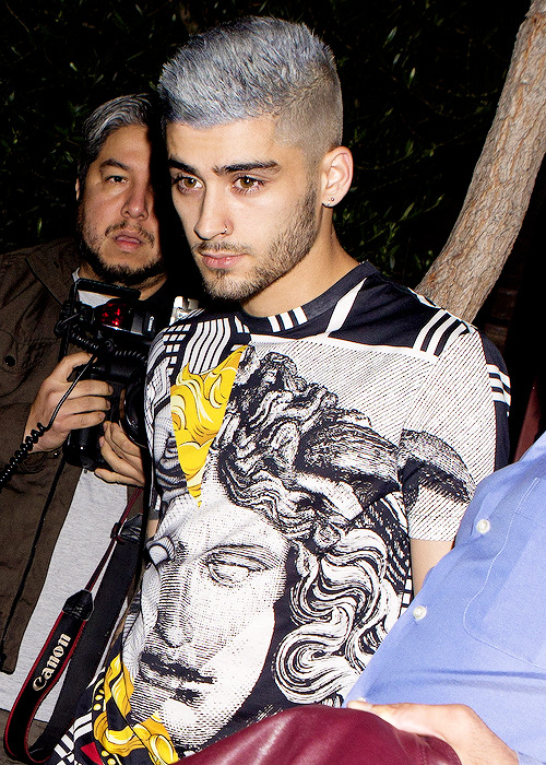 fuckyeahzarry:  fuckyeahzarry: Zayn leaving â1 Oakâ in LA.  