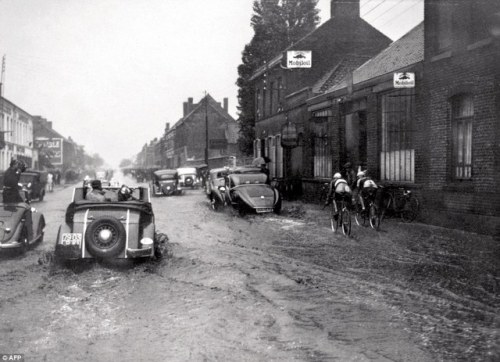 classicvintagecycling: Paul Egli and Maurice Archambaud make their way through floods in Lille durin