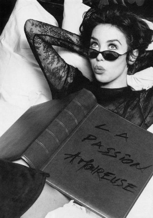 il-vaso-di-pandora-blog:   Quando non ricevi mai lettere d'amore, devi far finta che qualsiasi cosa 