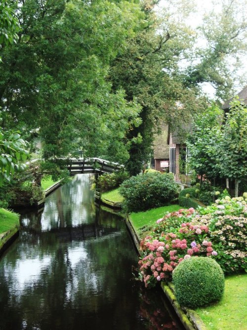 floralls: Giethoorn Netherlands: A Magical Town with No Roads