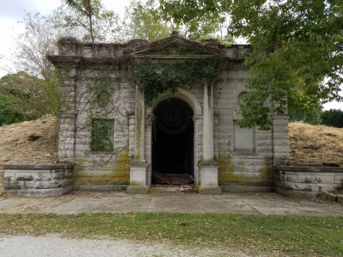 abandonedandurbex:  Abandoned Mausoleum at Forest Hill Calvary Cemetery in KC, MO [4032x3024]  (x-post from r/CemeteryPorn) Source: http://i.imgur.com/q6SbpAN.jpg 
