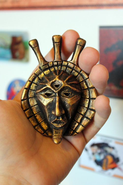 Dagoth Ur magnet by Chergarka.A refrigerator magnet with Dagoth Ur mask, run in resin, colored with 