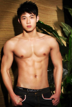 yumyumasianhunks:  yum yum Asian hunks. check out my blog