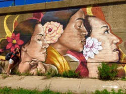 livesimply25:  Mujeres. Somos poderosas, fuerte, y chingonas.    Pilsen, Chicago 